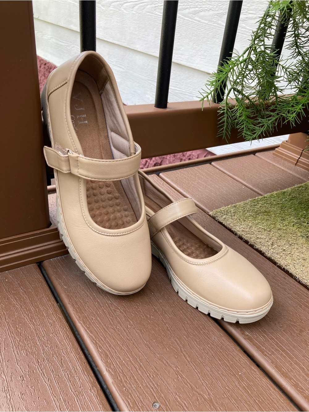 VJH Confort Size 9.5 tan Mary Jane style walking shoes